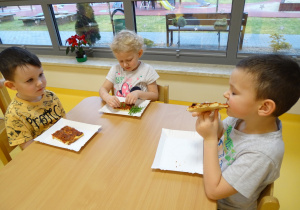 16 Dzieci zjadają pizzę